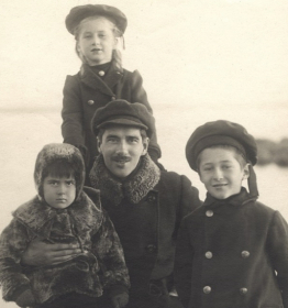 Корней Чуковский со своими детьми. Вверху - Лида.jpeg
